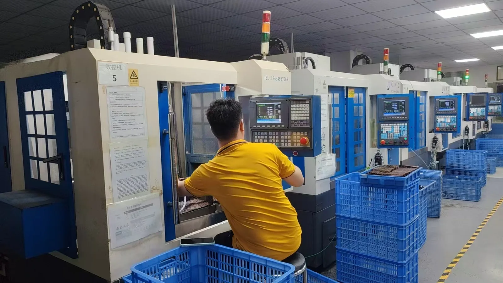 Máquinas CNC em um ambiente de fabricação de componentes para óculos