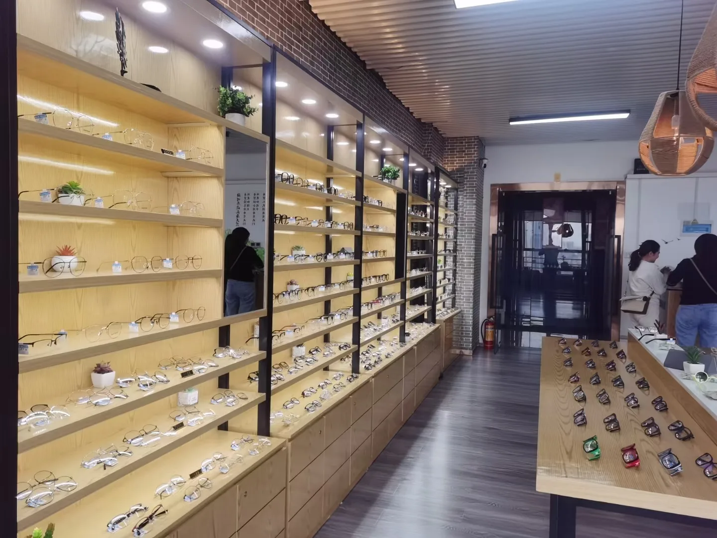 Showroom com armações ópticas e óculos de sol para revisar